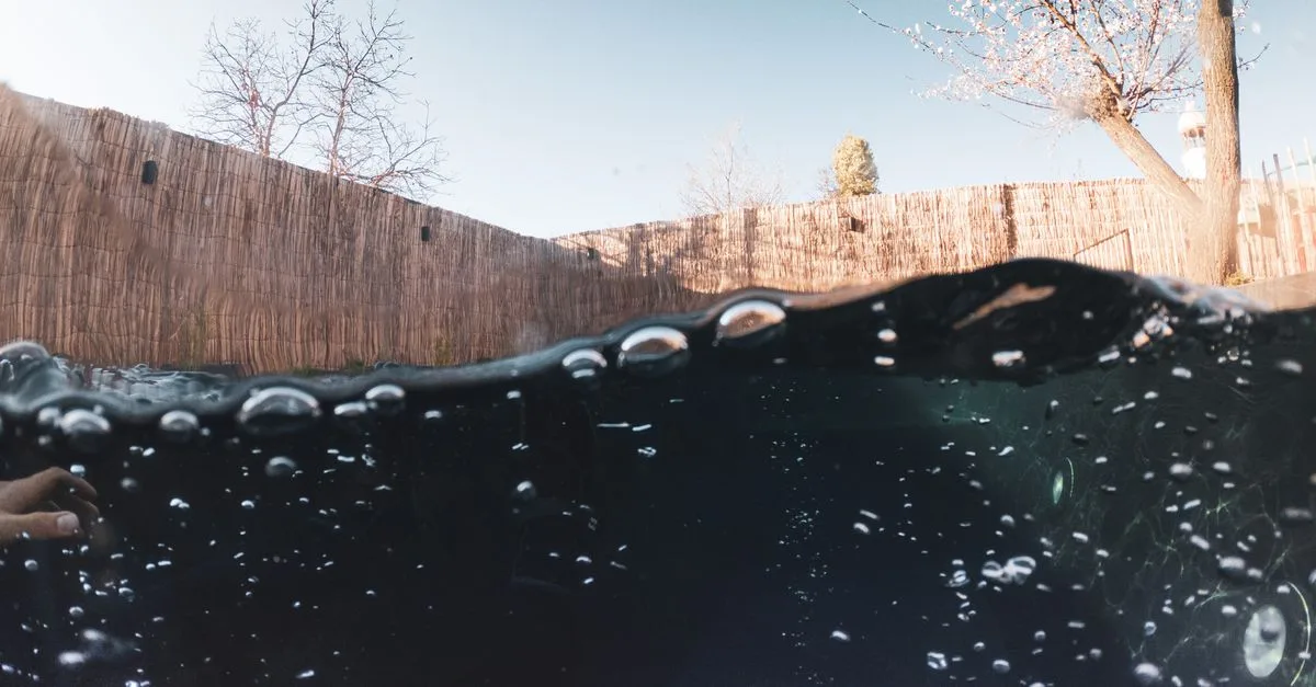 système automatique de remplissage de piscine pour maintenir le niveau d'eau optimal sans effort.