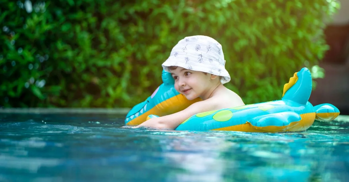 découvrez comment utiliser le bicarbonate de soude pour équilibrer l'eau de votre piscine et maintenir une qualité d'eau optimale pour une baignade sûre et agréable.