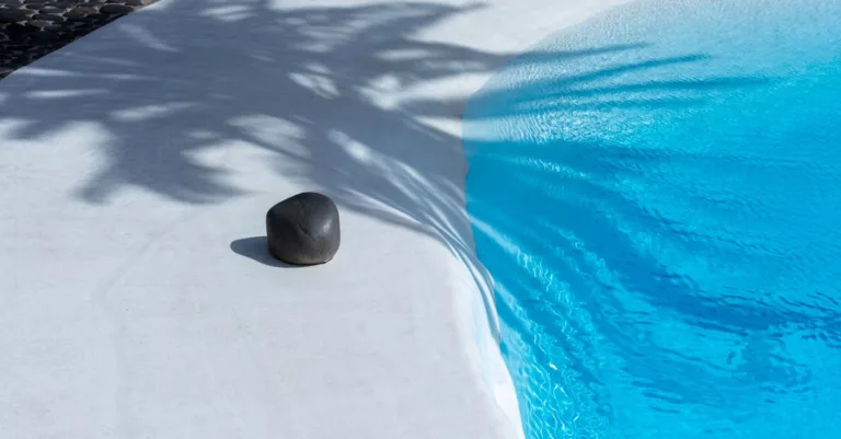 découvrez comment le bicarbonate de soude peut équilibrer l'eau de votre piscine en ajustant son ph et son alcalinité pour une eau claire et saine.