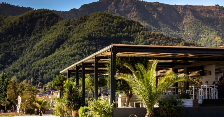 découvrez la pergola bioclimatique, une solution moderne et élégante pour profiter de votre extérieur toute l'année en contrôlant lumière et ventilation selon vos envies.