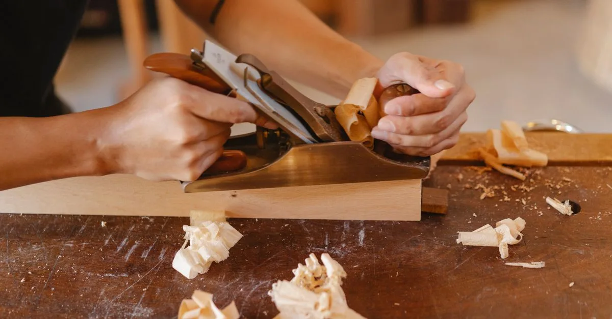 découvrez nos services de menuiserie de qualité, alliant savoir-faire traditionnel et techniques modernes pour tous vos projets en bois.