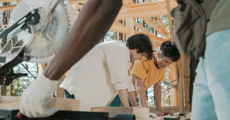 formation en menuiserie : développez vos compétences pratiques et techniques pour devenir un expert en travail du bois.