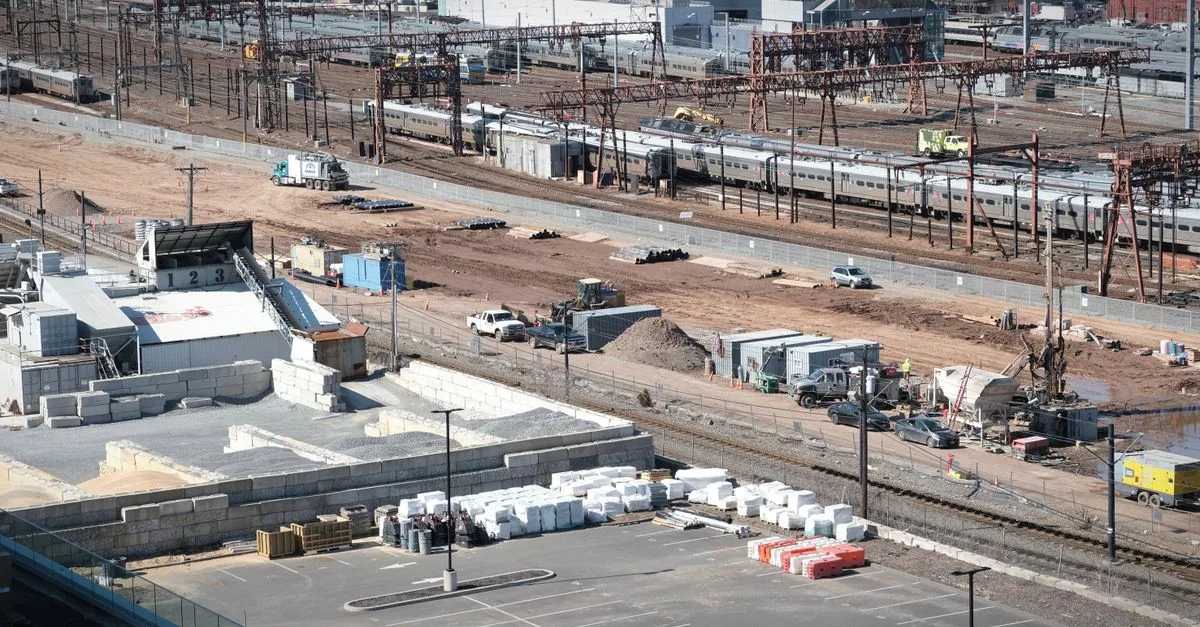 découvrez nos services professionnels de construction pour tous vos projets, du bâtiment résidentiel aux infrastructures industrielles, avec qualité et expertise.
