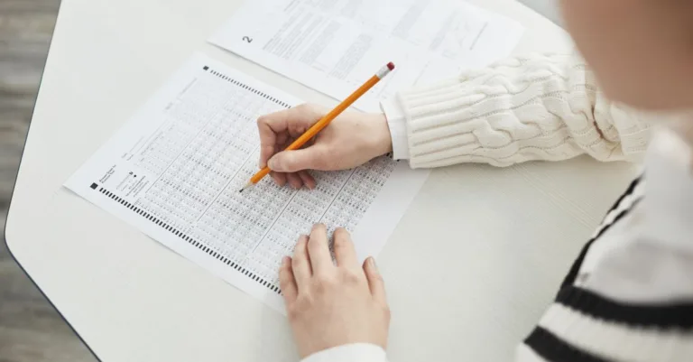 préparez-vous efficacement à l'examen du permis de conduire avec nos conseils, tests pratiques et ressources complètes pour réussir facilement.