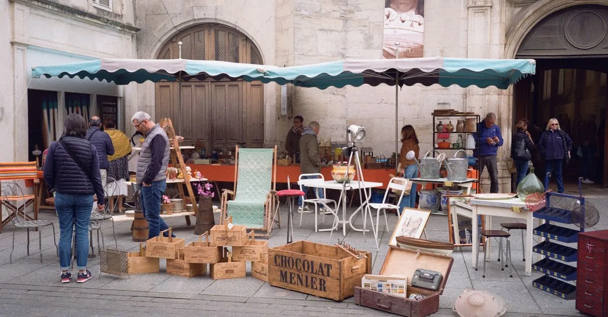 découvrez les marchés aux puces : un lieu idéal pour dénicher des trésors uniques, des objets vintage et des bonnes affaires près de chez vous.