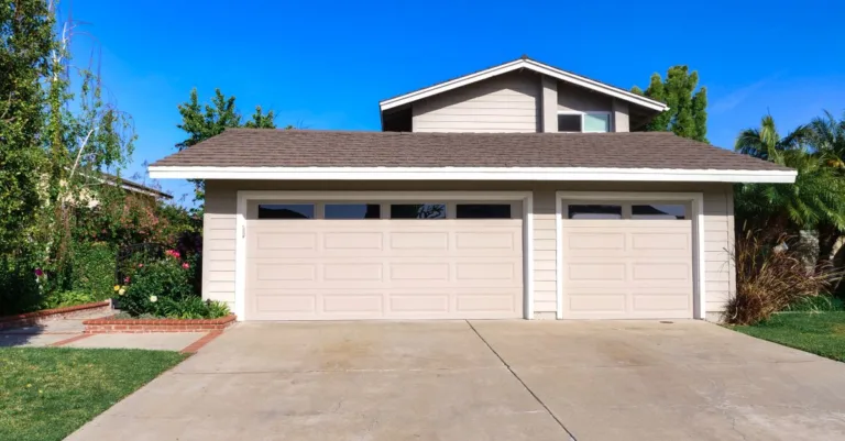 transformation de garage : optimisez votre espace en aménageant un espace de vie fonctionnel et agréable grâce à une conversion de garage professionnelle.