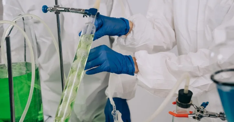 découvrez les propriétés, utilisations et précautions de l'acide chlorhydrique, un produit chimique essentiel dans l'industrie et le laboratoire.