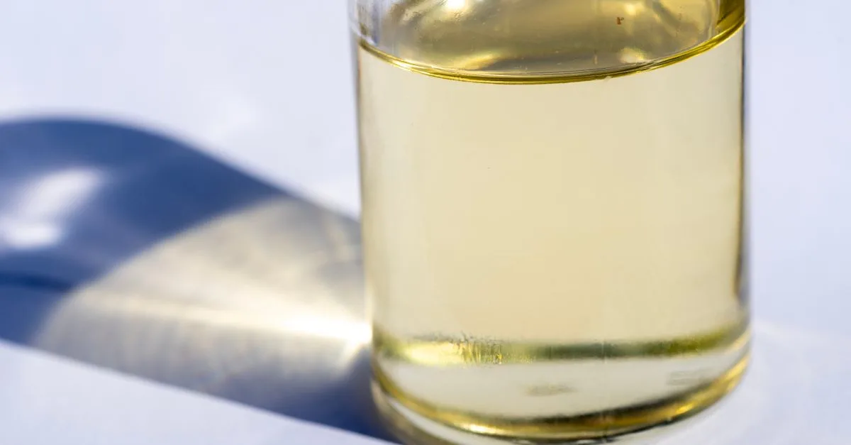 découvrez les propriétés, utilisations et précautions de l'acide chlorhydrique, un composé chimique essentiel dans de nombreux processus industriels et de laboratoire.