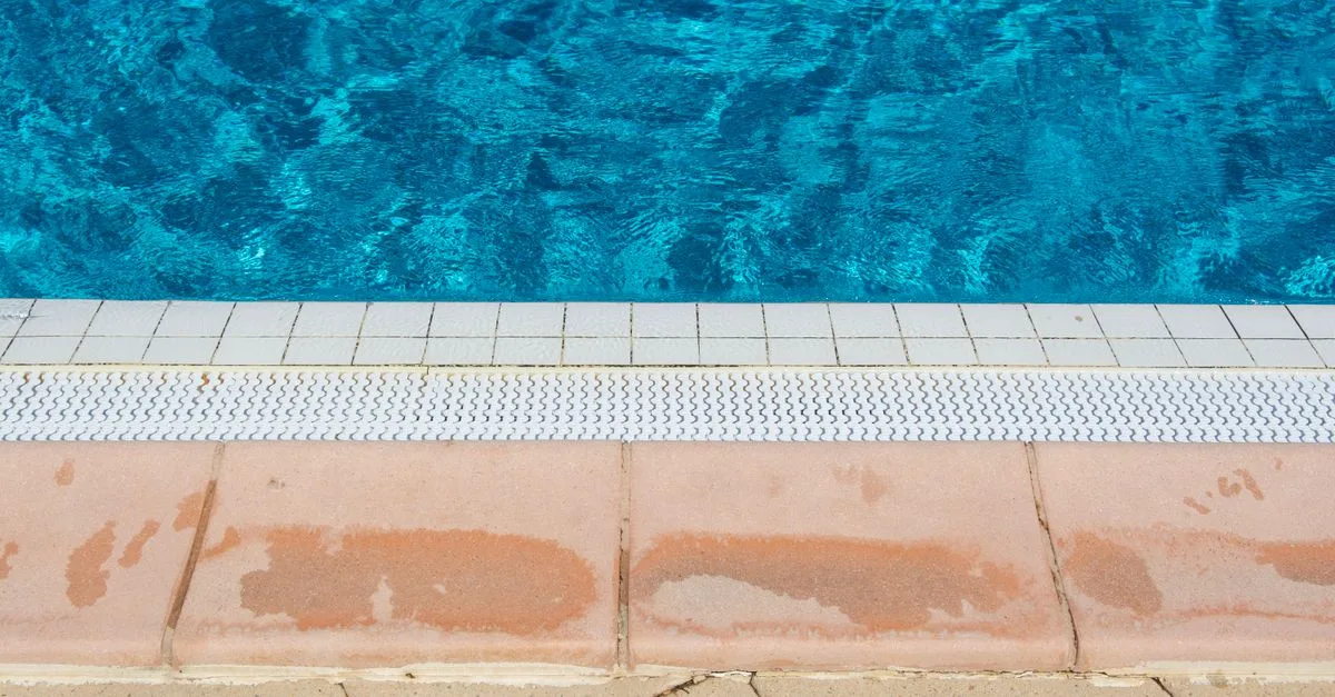 découvrez comment augmenter efficacement l'acide cyanurique dans votre piscine pour maintenir une eau claire et équilibrée.
