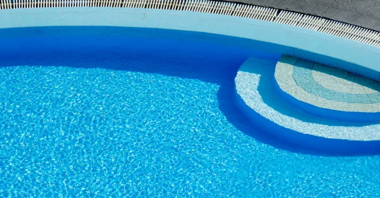 apprenez comment augmenter efficacement le taux d'acide cyanurique dans votre piscine pour protéger le chlore et maintenir une eau claire et saine.