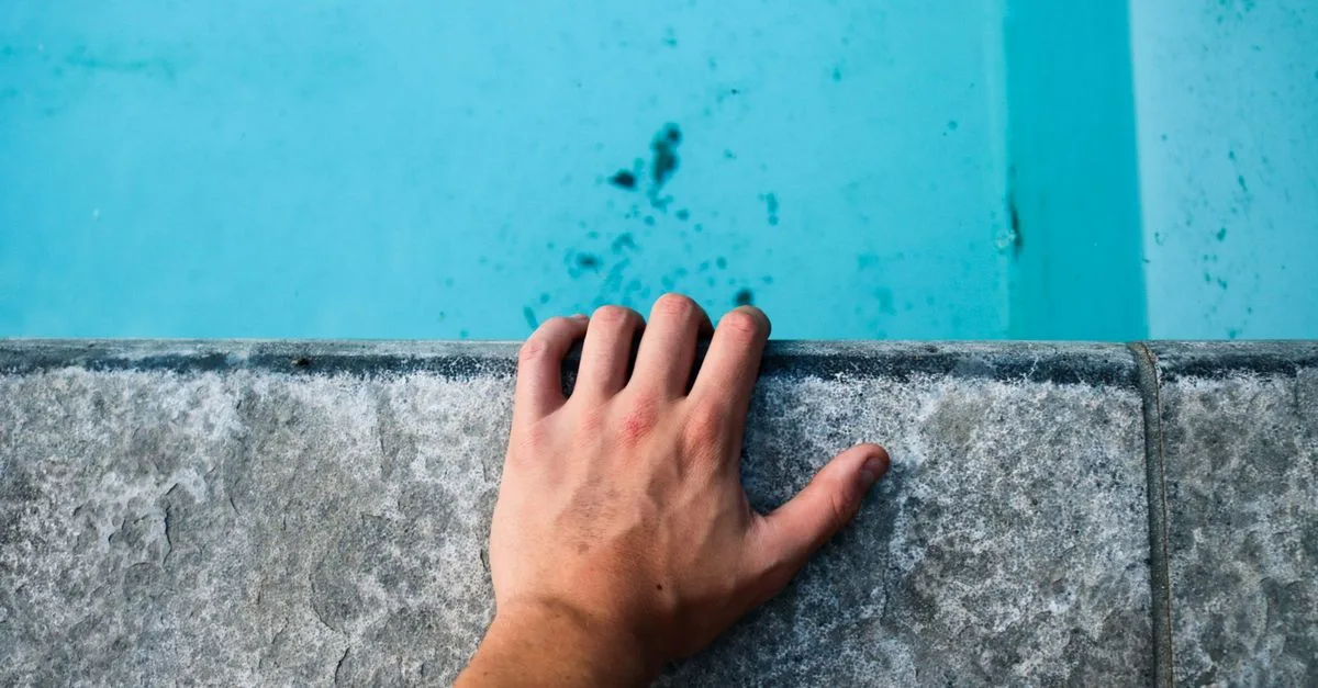 découvrez comment augmenter l'alcalinité de votre piscine pour maintenir un équilibre chimique optimal et une eau cristalline toute l'année.