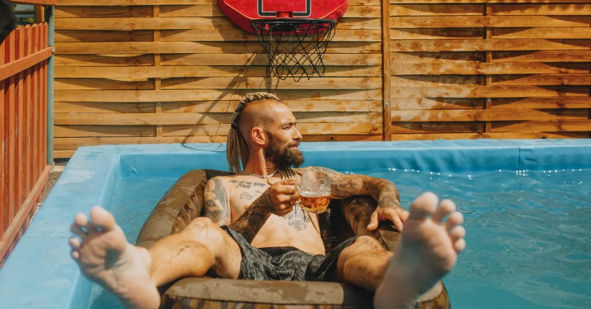 découvrez notre fauteuil de piscine gonflable, parfait pour vous détendre confortablement dans l'eau cet été. léger, facile à transporter et à gonfler, idéal pour la plage ou la piscine.