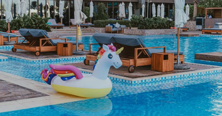 chaise gonflable pour piscine confortable et pratique, idéale pour se détendre sur l'eau lors des journées ensoleillées.