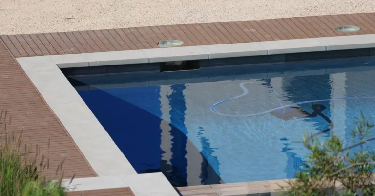 aspirateur de piscine manuel efficace pour un nettoyage facile et rapide de votre bassin. idéal pour éliminer saletés et débris sans effort.