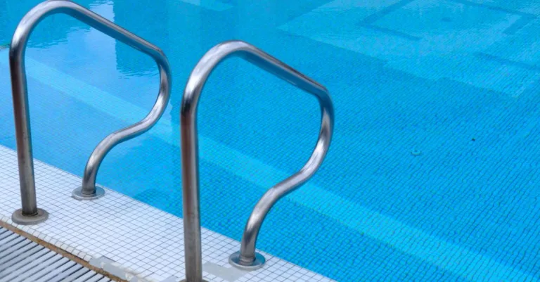 échelle de piscine robuste et sécurisée pour un accès facile à votre bassin. idéale pour tous types de piscines, offrant confort et sécurité.