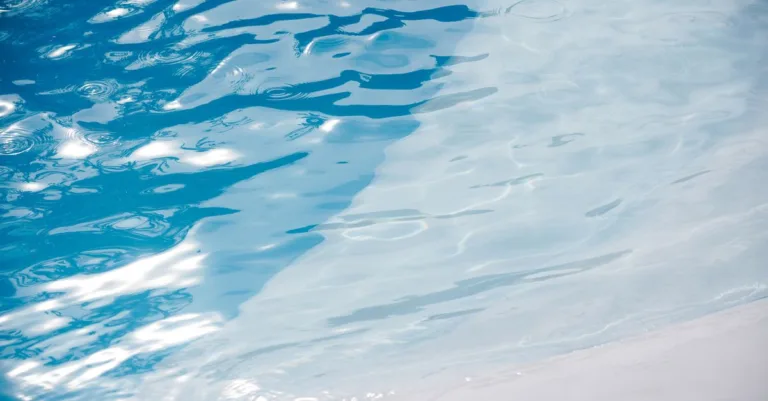 tableau d'ajustement du ph pour piscine : guide pratique pour maintenir l'équilibre parfait de l'eau et garantir une baignade saine et agréable.
