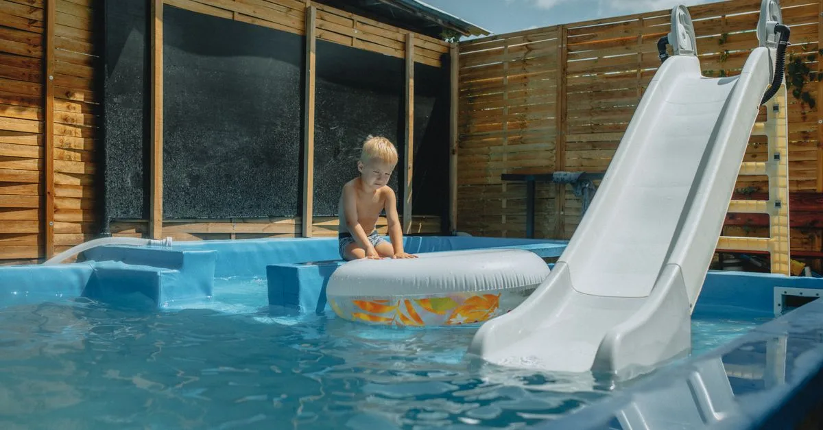 découvrez comment maintenir un niveau optimal de stabilisant dans votre piscine pour protéger le chlore et garantir une eau claire et saine toute la saison.