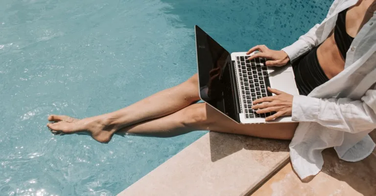 gestion à distance des piscines : surveillez et contrôlez votre piscine en toute simplicité depuis n'importe où grâce à nos solutions innovantes de gestion à distance.