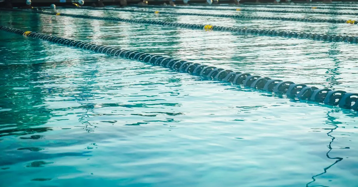 comprendre l'alcalinité totale dans une piscine : son rôle essentiel pour maintenir l'équilibre de l'eau, prévenir la corrosion et garantir une baignade saine et agréable.