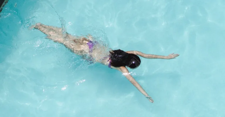 découvrez l'importance de l'alcalinité totale dans une piscine pour maintenir l'équilibre de l'eau, prévenir la corrosion et garantir une baignade optimale.