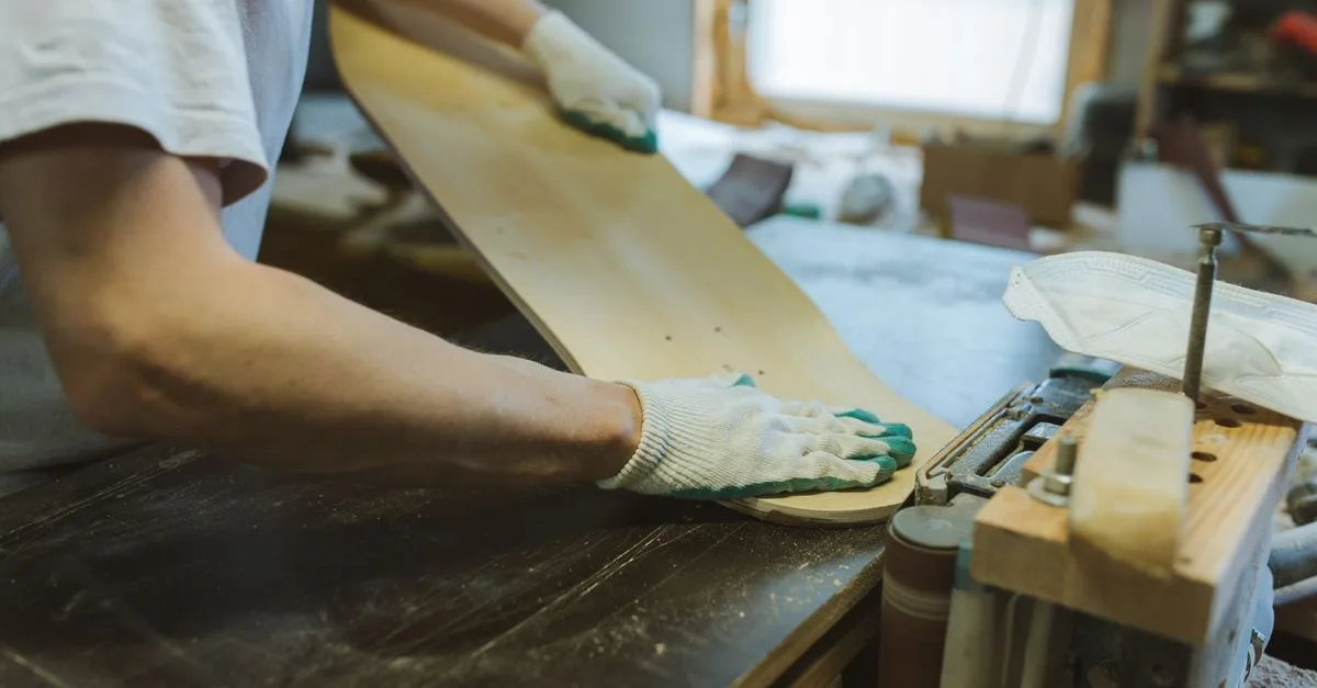préparation des surfaces en bois : guide complet pour nettoyer, poncer et traiter le bois avant peinture ou vernissage afin d'assurer une finition parfaite et durable.