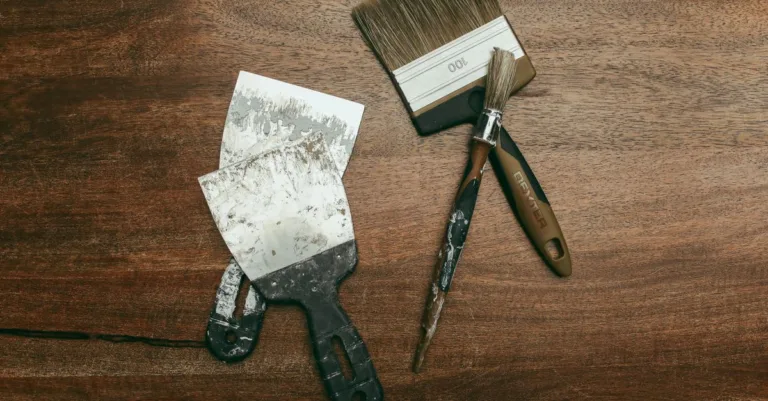 préparation des surfaces en bois : techniques et conseils pour un ponçage, nettoyage et traitement efficaces avant finition.