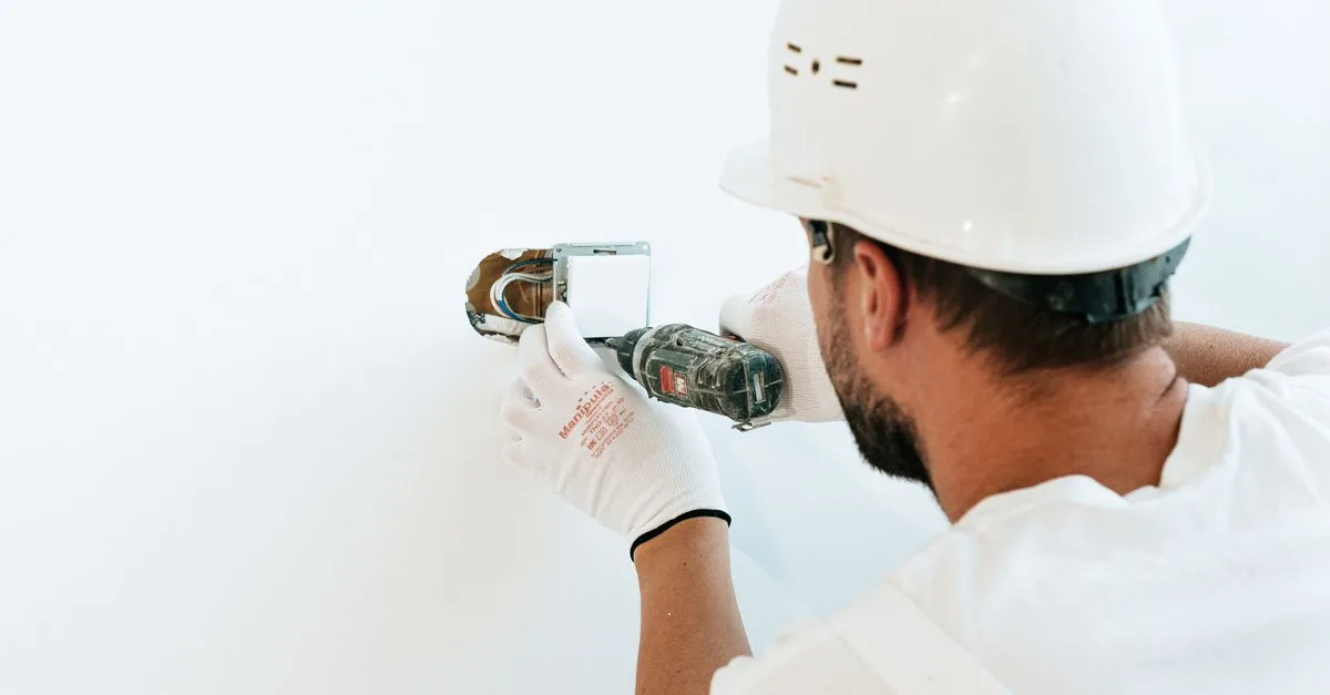 service professionnel de réparation de plafonds pour tous types de dommages. réparation rapide et durable pour restaurer l'aspect et la sécurité de votre plafond.