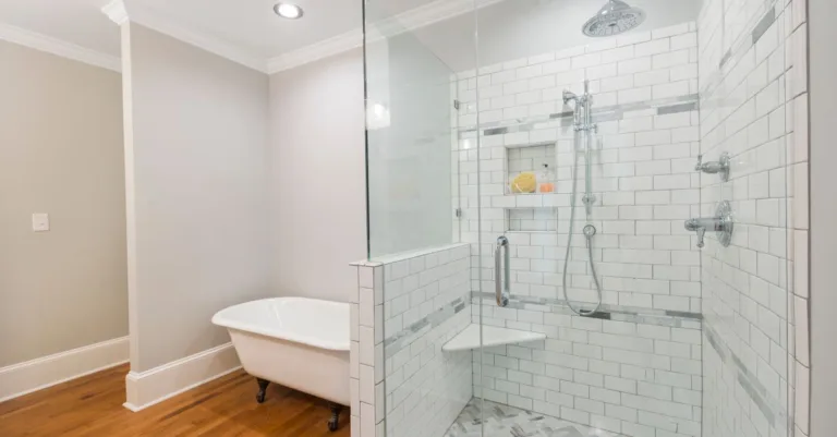 rénovation de suite parentale : transformez votre espace en un havre de paix moderne et élégant, alliant confort et design sur mesure.