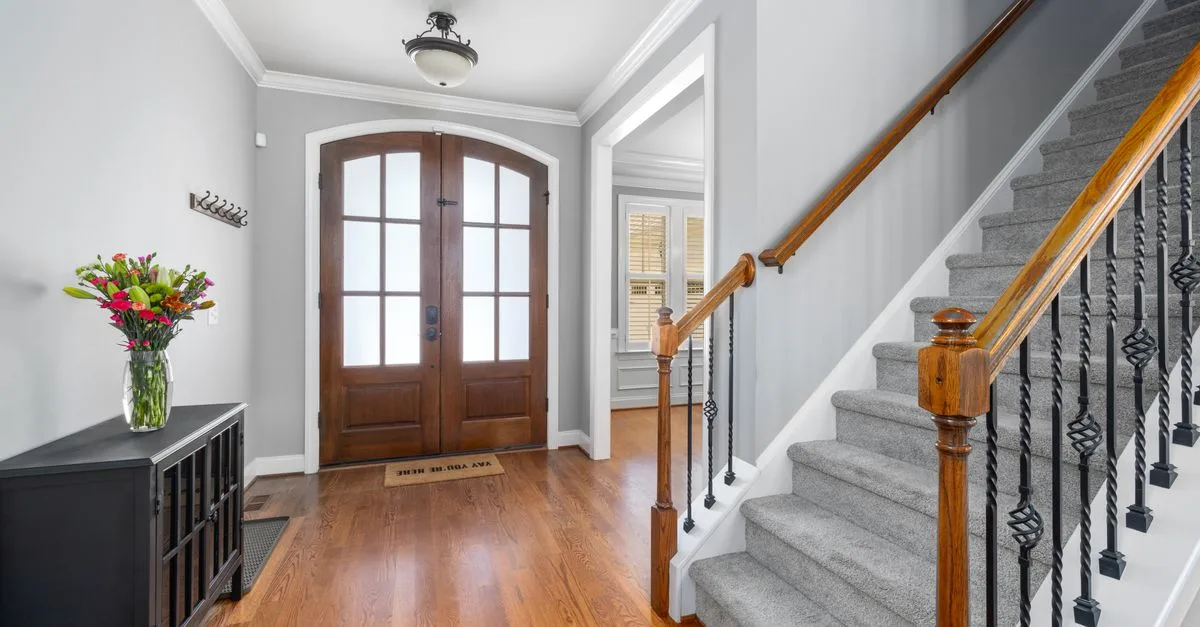 découvrez comment moderniser votre escalier en bois avec des idées élégantes et pratiques pour un intérieur contemporain et chaleureux.