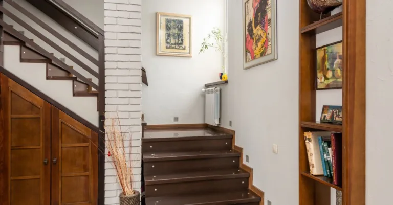 découvrez comment moderniser votre escalier en bois avec des idées élégantes et des conseils pratiques pour un intérieur contemporain et chaleureux.