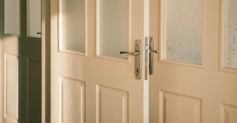découvrez comment rénover vos portes intérieures pour leur redonner un aspect neuf et moderne grâce à des techniques simples et efficaces.