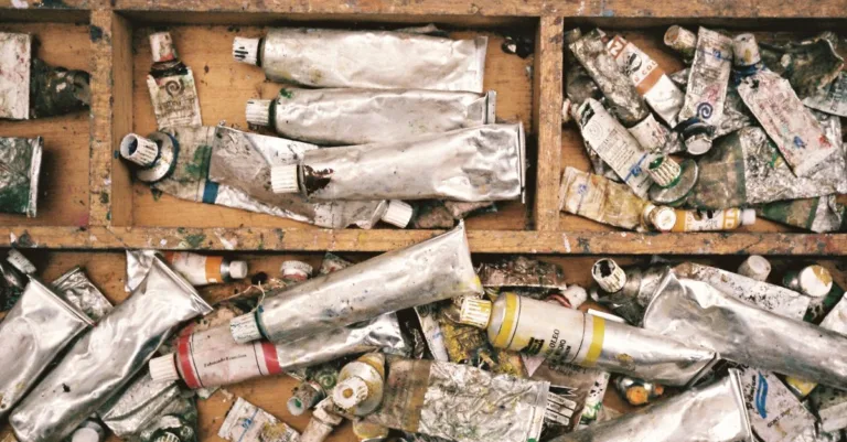 guide complet pour repeindre une peinture à l'huile : conseils, préparation et techniques pour réussir votre projet de rénovation.