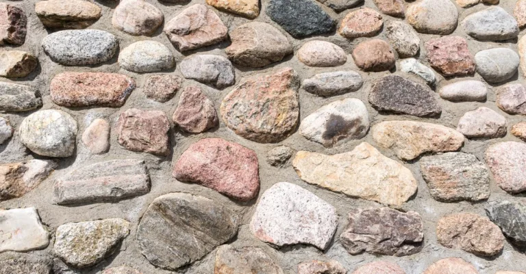 rénovation et rejointoiement de murs en pierre pour restaurer leur solidité et leur beauté.