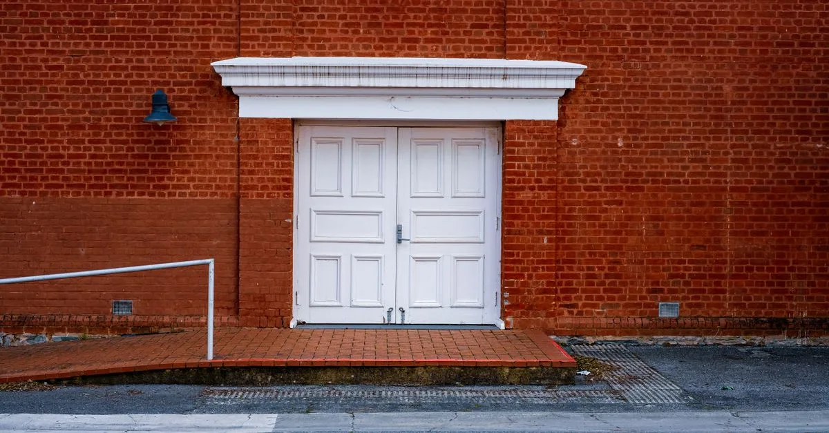 remplacement de porte : améliorez la sécurité et l'esthétique de votre maison avec nos solutions de portes sur mesure et installation professionnelle.