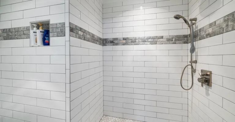 découvrez comment réparer un carreau mural qui se décolle : outils nécessaires, étapes simples et conseils pour obtenir une fixation durable.
